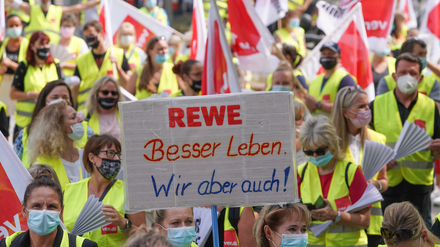 Angehörige der Gewerkschaft Verdi demonstrierten schon im Sommer auf dem Berliner Breitscheidplatz für höhere Löhne.