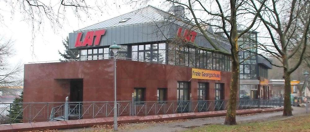 Das ehemalige LAT-Gebäude liegt im Gewerbegebiet.