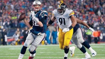 Rekord in Wurfweite. Tom Brady (links) könnte den Super Bowl als erster Quarterback zum fünften Mal gewinnen. 