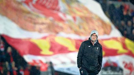 Geht doch. Beim 1:1 gegen Chelsea zeigten Liverpools Mannschaft und Trainer Jürgen Klopp wieder ein bisschen etwas von der alten Energie. Foto: Thompson/dpa