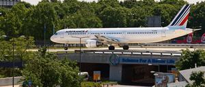 Berlins Landungsbrücke: Hier rollt noch ein Airbus der Gesellschaft Air France über die Brücke am Flughafen Tegel.
