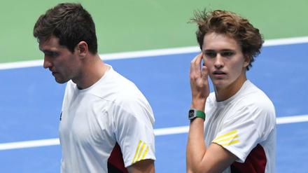 Enttäuschte Brüder: Alexander Zverev (rechts) und Mischa Zverev zeigen besonders in den ersten zwei Sätzen viele Schwächen.