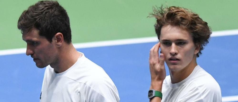 Enttäuschte Brüder: Alexander Zverev (rechts) und Mischa Zverev zeigen besonders in den ersten zwei Sätzen viele Schwächen.