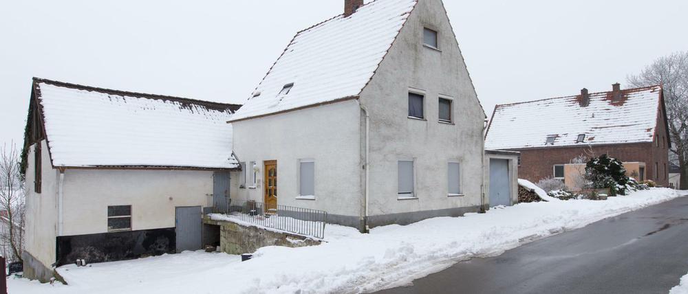 Schnee liegt vor einem Haus in Höxter-Bosseborn (Nordrhein-Westfalen) am 24.01.2017. Über Jahre hinweg soll ein Paar mehrere Frauen in das Haus in Ostwestfalen gelockt und dort schwer misshandelt haben.