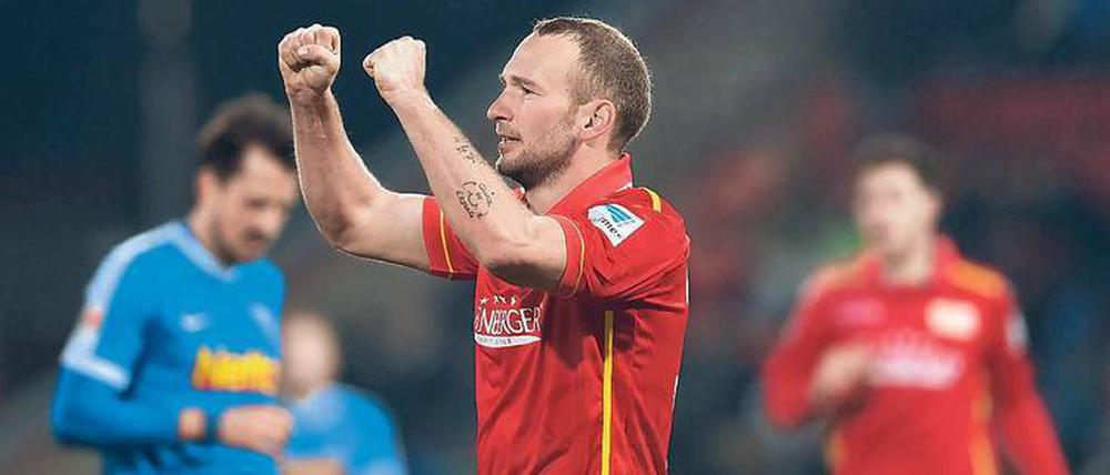 Zwei Fäuste für Union. Toni Leistner ist in Berlin zu einem der besten Verteidiger der Zweiten Liga gereift. Sein Abschied aus Dresden verlief 2014 nicht reibungslos. 
