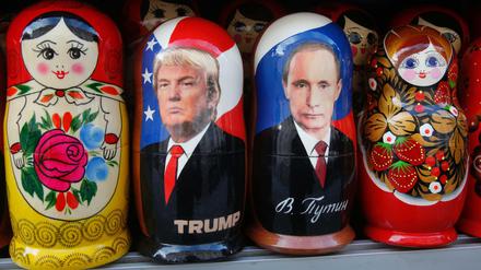 Russische Matrjoschka-Puppen mit Porträts des russischen Präsidenten Putin (r.) und des US-Präsidenten Trump.