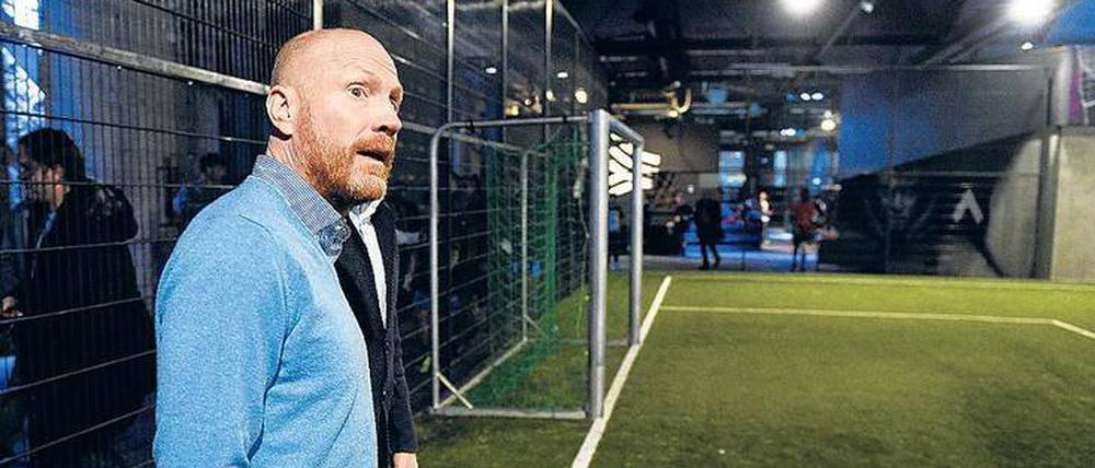 Zurück am Platz. Matthias Sammer, 49, in Wedding, wo er Berliner Talente schulte. Als Spieler gewann er die Champions League, als Trainer die Meisterschaft und als Sportvorstand das Triple mit den Bayern. Nun geht er unaufgeregte Wege, wie er sagt. Foto: Jensen/dpa