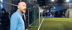 Zurück am Platz. Matthias Sammer, 49, in Wedding, wo er Berliner Talente schulte. Als Spieler gewann er die Champions League, als Trainer die Meisterschaft und als Sportvorstand das Triple mit den Bayern. Nun geht er unaufgeregte Wege, wie er sagt. Foto: Jensen/dpa