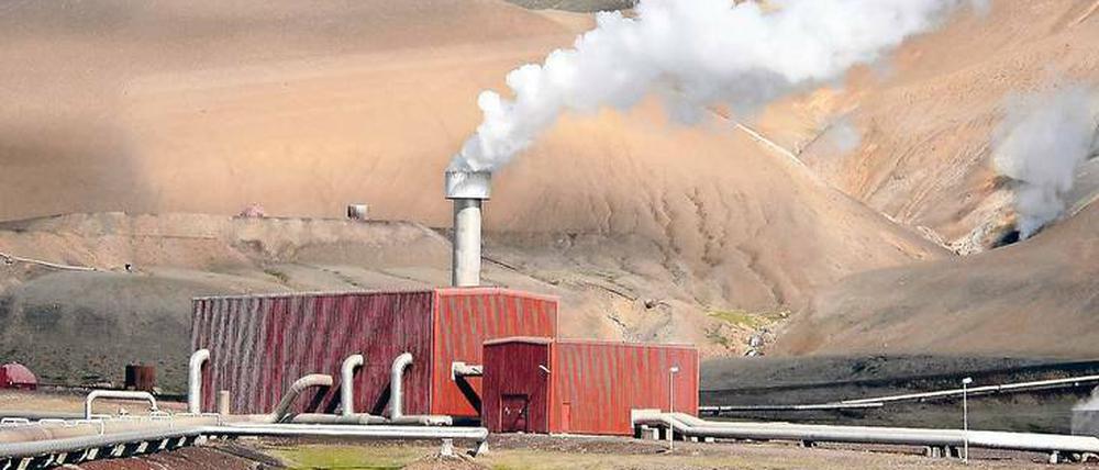 Geothermale Energie ist Islands wichtigste Energiequelle. Geothermische Bohrungen gibt es an verschiedenen Orten – wie oben im Bild in der Nähe des Vulkans Krafla. Von den neuen, besonders tiefen Bohrungen erhoffen sich die Wissenschaftler einen höheren Energieertrag.