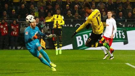 Dortmunds Pierre-Emerick Aubameyang trifft nach Ousmane Dembeles starker Vorarbeit.