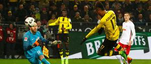 Dortmunds Pierre-Emerick Aubameyang trifft nach Ousmane Dembeles starker Vorarbeit.