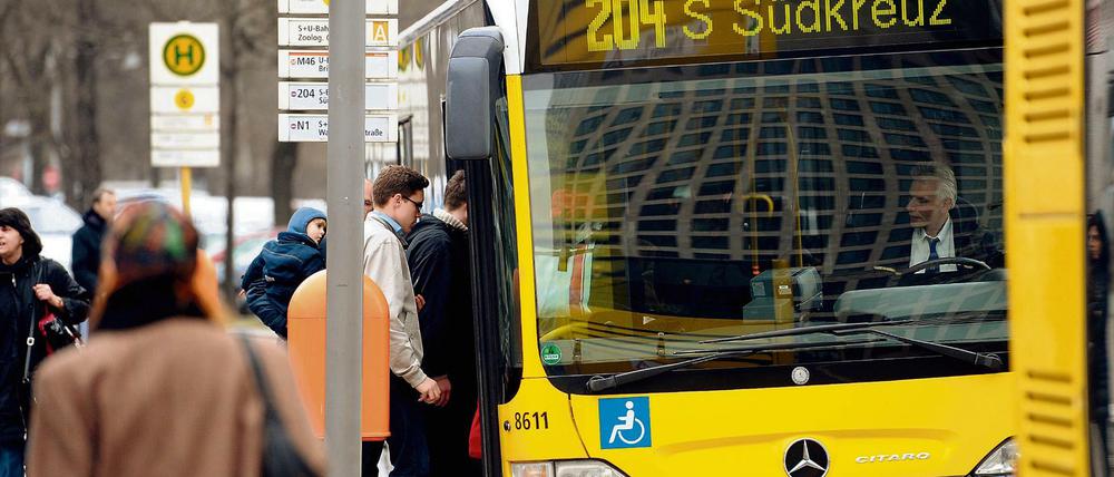 Schlangen beim Einsteigen in den Bus: eine alltägliche Berliner Szene.