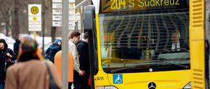 Schlangen beim Einsteigen in den Bus: eine alltägliche Berliner Szene.