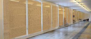 Umblättern unmöglich. „Ich bin nicht müde, ich bin verrückt“ heißt der unverlegte Roman, der sich hier auf meterhohe Papierbögen verteilt. 