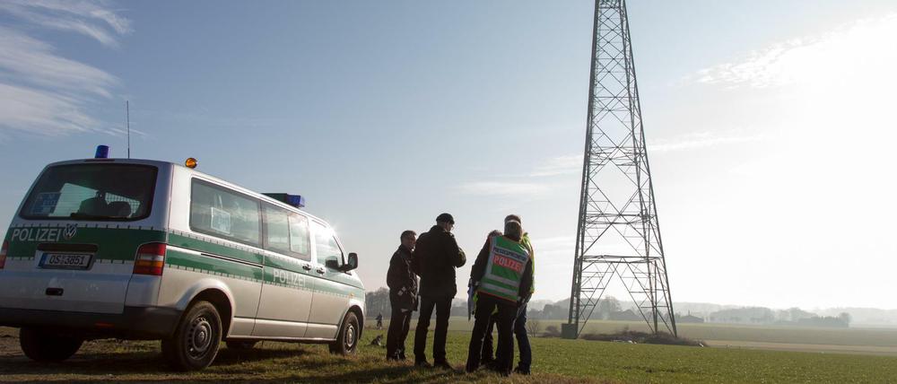 Die Polizei sicherte in Melle (Niedersachsen) vor der Windkraftanlage die Absturzstelle.