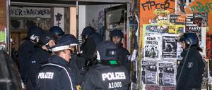 Polizisten stehen am 13.01.2016 in Berlin vor einem Haus in der Rigaer Straße 94. 