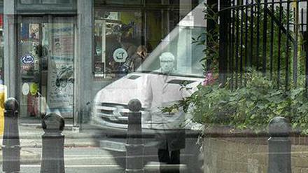 Alt und neu, übereinander gelegt. Still aus "The Man Phoning Mum" von John Smith, 2011.