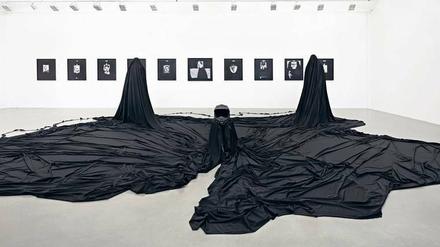Alle versammelt. Blick in die Ausstellung von Chloe Piene. Im Vordergrund die audiovisuelle Arbeit „Chloe“ von 2016 mit Helm und Cape.