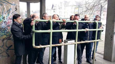 Das Gitter muss weg: Mit vereinten Kräften wurde die Absperrung an der Spandauer Post entfernt.