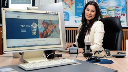 Dilek Dönmez in ihrem Behelfsbüro. Im April, so hofft sie, kann die neue Firmenzentrale bezogen werden.