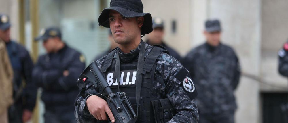 Ein Soldat bewacht am Jahrestag der tunesischen Revolution von 2011 das Innenministerium in Tunis.