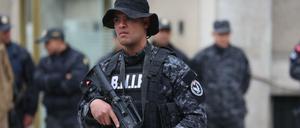Ein Soldat bewacht am Jahrestag der tunesischen Revolution von 2011 das Innenministerium in Tunis.