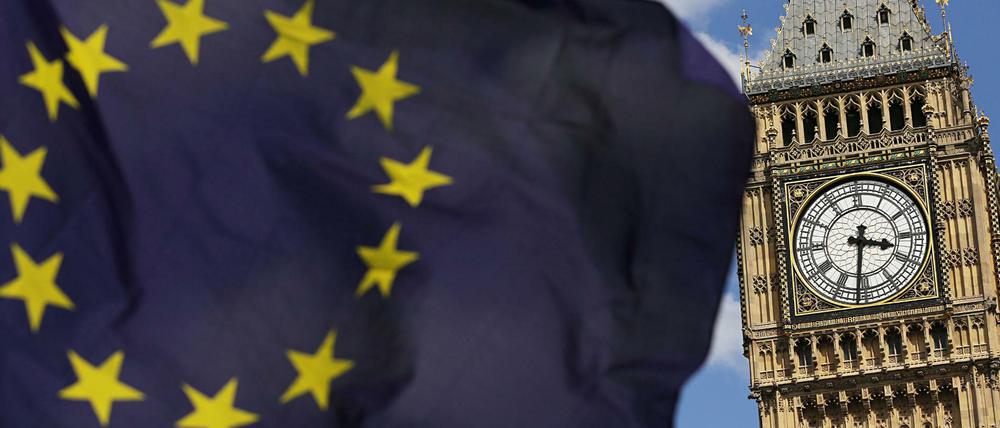 Bald nicht mehr: Eine Europafahne weht in Westminster.