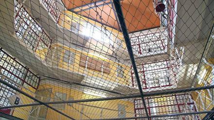 Raue Umgebung, aggressive Stimmung. In den Berliner Justizvollzugsanstalten werden vor allem weibliche Bedienstete von Häftlingen überaus despektierlich, teilweise sogar sehr aggressiv behandelt. 
