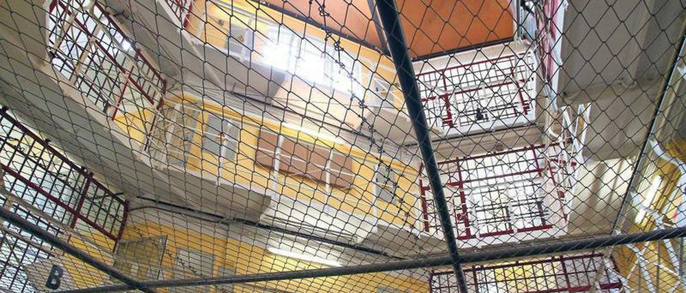 Raue Umgebung, aggressive Stimmung. In den Berliner Justizvollzugsanstalten werden vor allem weibliche Bedienstete von Häftlingen überaus despektierlich, teilweise sogar sehr aggressiv behandelt.