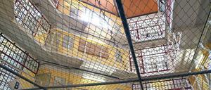 Raue Umgebung, aggressive Stimmung. In den Berliner Justizvollzugsanstalten werden vor allem weibliche Bedienstete von Häftlingen überaus despektierlich, teilweise sogar sehr aggressiv behandelt. 