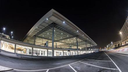 Hell erleuchtet ist am 28.01.2017 in Schönefeld der im Bau befindliche Großstadtflughafen BER.
