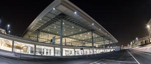 Hell erleuchtet ist am 28.01.2017 in Schönefeld der im Bau befindliche Großstadtflughafen BER.