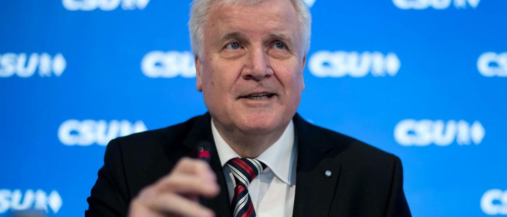 Die Situation ist für Horst Seehofer (CSU) mindestens so gefährlich wie für Angela Merkel.
