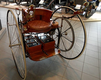 Ein Nachbau des historischen Elektro-Dreirads der Herren Ayrton und Perry aus dem Jahr 1882. Die Replik steht im Automuseum in Altlußheim bei Hockenheim.