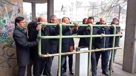 Gemeinsam stemmte man zum symbolischen Abrissbeginn das alte Gitter.