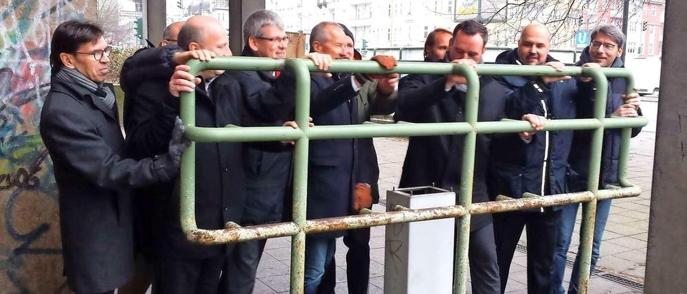 Gemeinsam stemmte man zum symbolischen Abrissbeginn das alte Gitter.