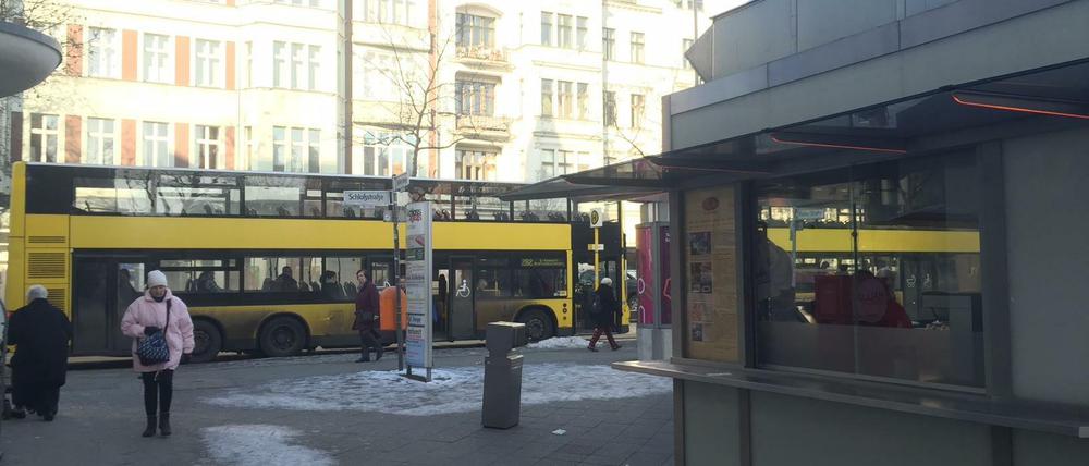 Am Tag danach. Dieser Imbiss wurde getroffen. Das Vordach hat Schaden genommen. Verletzt wurde niemand.