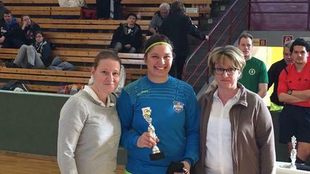 Julia Heidgen (in der Bildmitte) wurde beim Hallenturnier der Bezirksliga als beste Torhüterin ausgezeichnet.