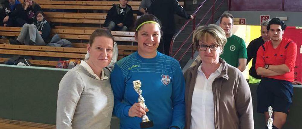 Julia Heidgen (in der Bildmitte) wurde beim Hallenturnier der Bezirksliga als beste Torhüterin ausgezeichnet. 