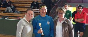 Julia Heidgen (in der Bildmitte) wurde beim Hallenturnier der Bezirksliga als beste Torhüterin ausgezeichnet. 