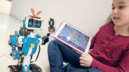 Spielerisch programmieren. Kleine Roboter lassen sich von Kindern mithilfe einfacher Programmiersprachen steuern und fördern Neugier und das logische Denken. 