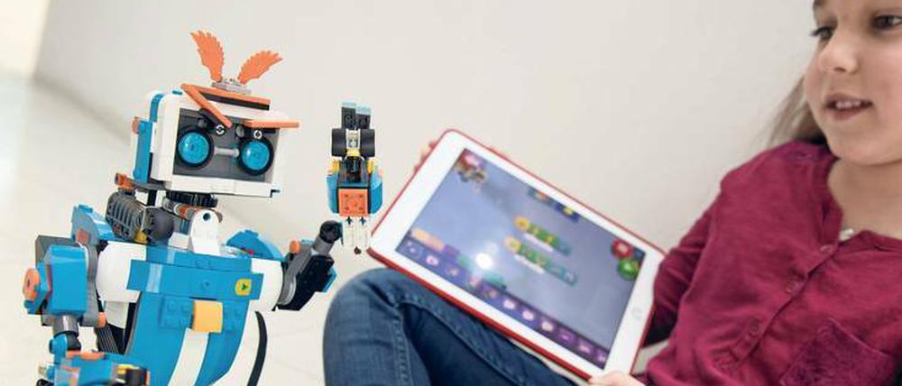 Spielerisch programmieren. Kleine Roboter lassen sich von Kindern mithilfe einfacher Programmiersprachen steuern und fördern Neugier und das logische Denken.