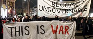 Protest in Berkeley gegen rechten, transphoben Blogger von Breitbart.