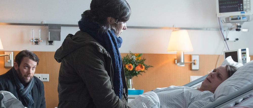 Nach seiner Rizin-Vergiftung hat Polizist Lupo (im Bett Arndt Schwering-Sohnrey) nur noch 72 Stunden zu leben. Kommissar Lessing (Christian Ulmen) und Kollegin Dorn (Nora Tschirner) sollen Licht in den mysteriösen Fall bringen.