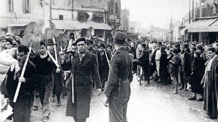 Entrechtet. In Tunesien werden 1942 jüdische Männer von den deutschen Besatzern zur Zwangsarbeit verpflichtet.