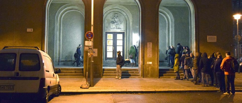 Ab 4 Uhr morgens stehen die Menschen vor dem Standesamt Mitte in der Parochialstraße Schlange.
