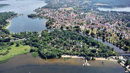 Die Flussenge der Havel – das Gemünde – trennt den bewaldeten Süden Geltows (vorn) vom eher städtisch geprägten Kern Capuths. 