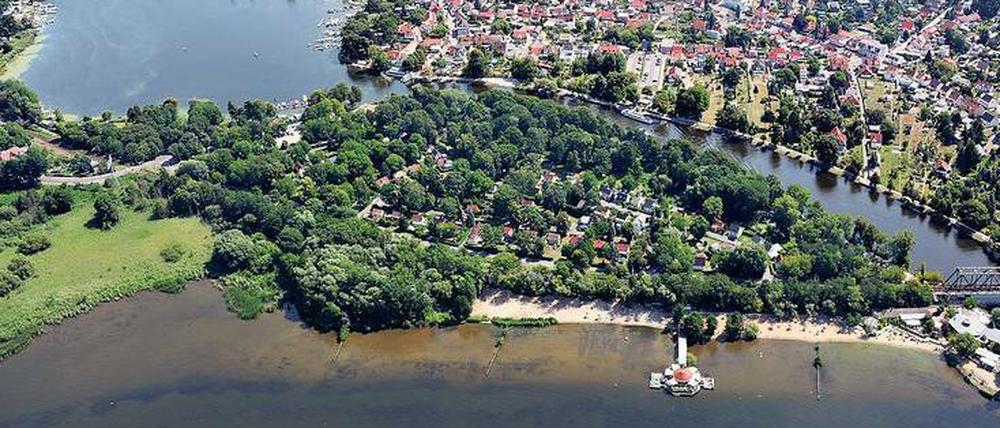 Die Flussenge der Havel – das Gemünde – trennt den bewaldeten Süden Geltows (vorn) vom eher städtisch geprägten Kern Capuths. 