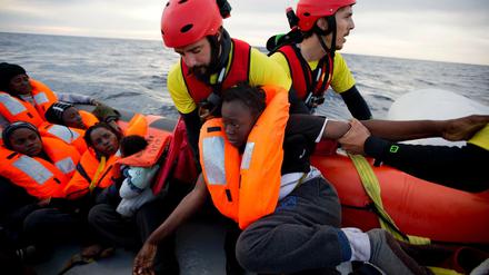 Eine Frau in einem Gummiboot, die mit anderen Flüchtlingen Richtung Europa fährt, wird unweit der lybischen Stadt Sabratha, gerettet.