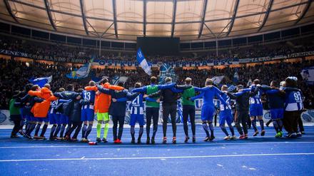 Kurvendiskussion. Der Gang zu den Fans ist festes Ritual nach Hertha-Heimspielen. 